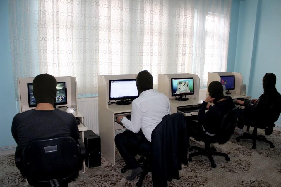 <p><strong>“Ailem beni tamamen dışladı” </strong></p>
<p>Manisa’dan Ahmet ise, yakın akrabalarının uyuşturucuya bulaşmama vesile olduğunu aktararak, “Bu uyuşturucuya düştükten sona tüm sosyal alan olsun, iş hayatım olsun, aile hayatım olsun tamamen dışlandım. Hiçbir yardım ve destek göremedim. Uyuşturucu kullanırken tamamen bilincimi kaybediyordum. Saldırganlaşıyordum, insanlara çok kötü gözlerle bakıyordum. Çok kötü duygular içerisindeydim. Tamamen depresyondaydım, çöküşler yaşadım. Bağımlılıktan kurtulunca kendi mesleğime devam edeceğim. Yaşadığım şehri değiştireceğim” ifadelerini kullandı. </p>