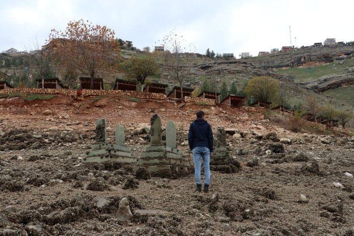 <p>Köylerinin 20 yılı aşkın süredir su altında olduğunu ve ilk defa suyun bu derece çekildiğini belirten Kılıç, şöyle devam etti:</p>