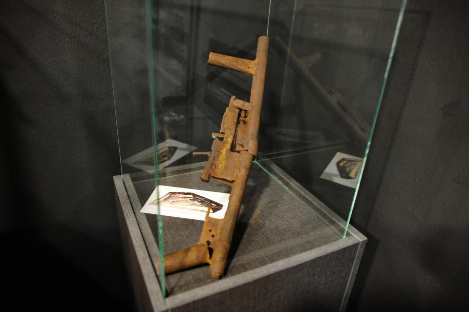 <p>Savaşta &uuml;lkenin &ccedil;eşitli şehirlerinde kurulan toplama kamplarında t&uuml;rl&uuml; işkencelere maruz kalmış, katledilmiş, zul&uuml;m g&ouml;rm&uuml;ş sivillere ait kişisel eşyaların yanı sıra buralarda işlenen su&ccedil;ları anlatan g&ouml;rselleri de i&ccedil;inde barındıran m&uuml;ze, adeta savaşın acı hatırasını bug&uuml;ne taşıyor.</p>

<p>&nbsp;</p>
