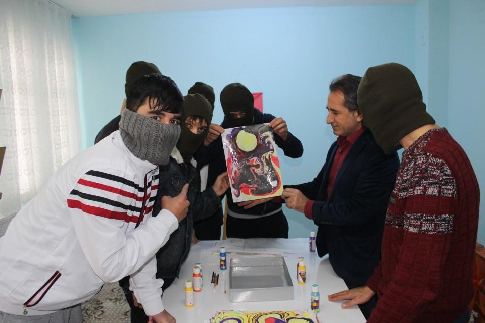 <p><strong>“33 Defa hastaneye yattım” </strong></p>
<p>Birbirinden ilginç ve ibretlik hikayeleri olan madde bağımlılarından birisi olan Ömer, İstanbul’dan Kardelen Madde Bağımlıları Rehabilitasyon Merkezi’ne bir yakının tavsiyesi ile geldi. </p>