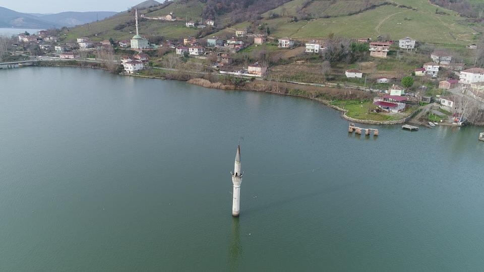 <p>Samsun'un Bafra ilçesinde 27 yıl önce Kızılırmak Nehri üzerine kurulan barajla Boğazkaya Mahallesi'ndeki evler ve cami sular altında kaldı. Baraj suları bir tek cami minaresi ve 7 asırlık çınarın dallarını aşamadı. </p>