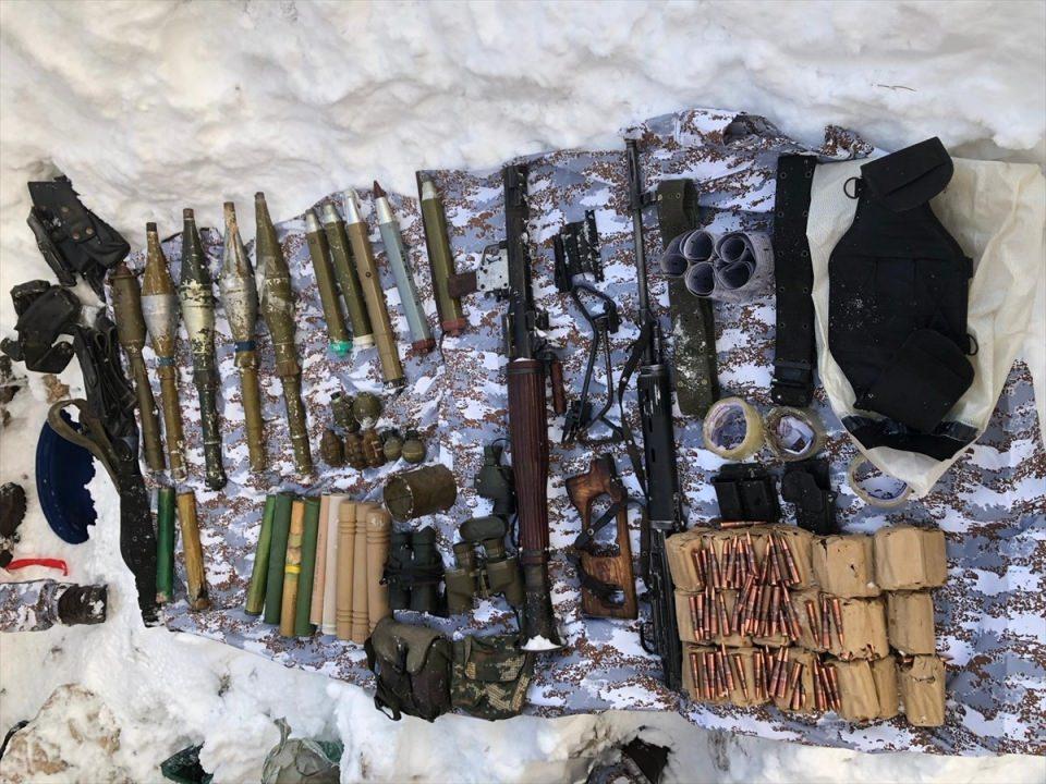 <p><strong>İMHA EDİLDİ</strong></p>
<p>Sığınaktaki aramada; 4 terörist kıyafeti, 50 metre kablo, 5 ampul, 2 fener, şeker, koli bandı, güneş gözlüğü, sağlık malzemeleri, battaniye, branda, kantar, pil, 12 kilogramlık tüp ve yaşamsal malzemeler ele geçirildi. Sığınak kullanılamaz hale getirildi.</p>
<p><strong>İŞTE OPERASYONDAN GÖRÜNTÜLER...</strong></p>