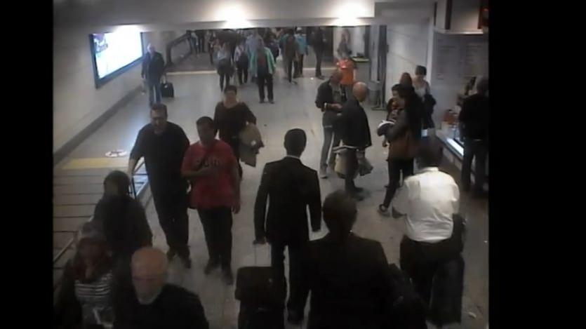 <p>Ayrıca, cinayet sonrası Kaşıkçı'nın kıyafetlerini giyerek konsolosluktan çıkış yapan Mustafa Mohammed M. Almadani ve eşlik eden Saif Saad Q. Alqahtani'de Türk Hava Yollarına ait tarifeli uçakla 3 Ekim'de saat 01.30'da Atatürk Havalimanı'ndan Mısır aktarmalı Suudi Arabistan'a döndü.</p>
<p><span style="color:#FFFF00"><em>Fotoğrafta Tuğgeneral Mustafa Mohammed M. Almadani (siyah elbiseli solda) ve Saif Saad Q. Alqahtani'nin (kırmızı tişörtlü) yurttan çıkışı görülüyor.</em></span></p>