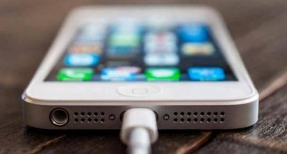 <p><strong>Telefonun şarjı bitmeden yeniden şarj etmeyin; bataryaya zarar verir </strong></p>

<p>YANLIŞ. Bu durum bugün pek çok telefonda bulunan Lityum-ion piller için geçerli değil. Bu piller eski tür piller ile aynı ham maddeyi içermezler. Bu nedenle tamamen bitmeden yani içinde şarj varken yeniden doldurulabilir; bataryaya bir zararı olmaz.</p>
