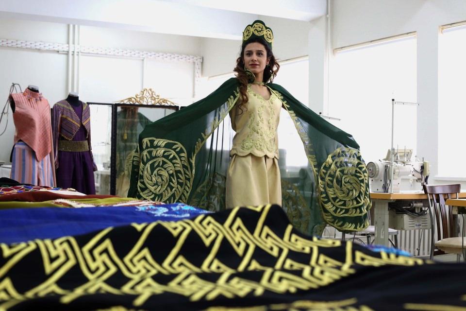<p>Sukuti, Diyarbakır'ın kültürel dokusunun yine kentin kadınların eli ile işlendiğini, hazırlanan tasarım giysileri ulusal ve uluslararası defilelerde görmek istediklerini ifade etti.</p>
<p> </p>