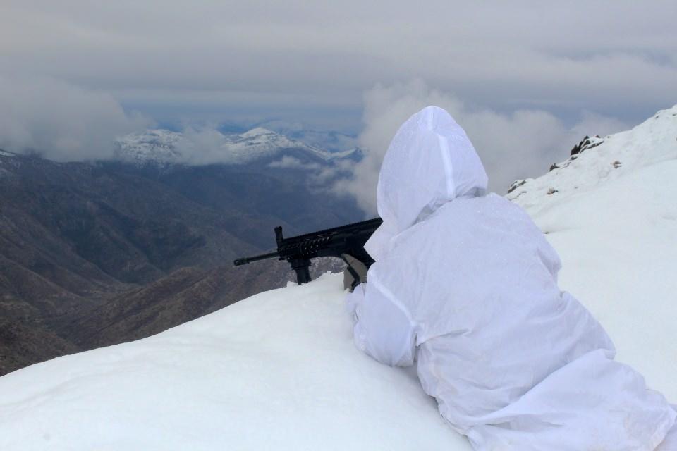 <p>PKK'lı teröristlerin Irak'ın kuzeyindeki kamplardan Türkiye'ye geçişlerini önlemek amacıyla Türk Silahlı Kuvvetlerince hava destekli operasyonlar sürdürülürken, hudut birlikleri de Türkiye-Irak sınırında dondurucu soğuğa rağmen 7/24 esasıyla nöbet tutuyor. </p>
<p> </p>