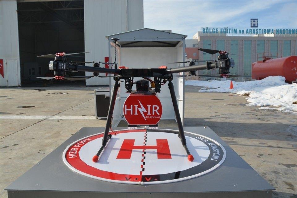 <p>Dr. Can Özlü, hastanenin helikopter pistinde düzenlenen tanıtım toplantısında, kan ürünlerinin hastalara ulaştırılmasında sorunların yaşandığını söyledi.</p>
<p> </p>