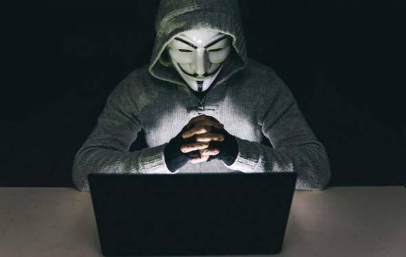 <p>Gerçek MS dosyaları kullanması nedeniyle kara listelerden kolayca sıyrılan tehdit, beraberindeki PowerShell koduyla makro uyarılarını ve korumalı görünüm seçeneklerini devre dışı bırakabiliyor.</p>
<p> </p>
