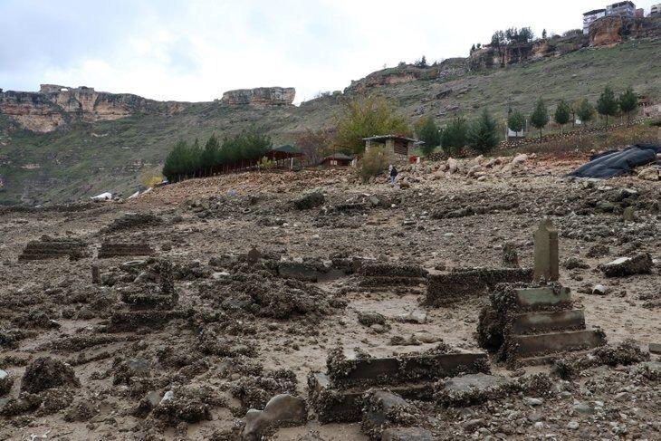 <p>36 yaşındaki Mehmet İnci de Elyesa Peygamber'in naaşının Ziyaret Tepesi'ne taşınmadan önce köyde bulunduğunu belirtti.</p>