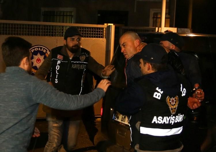 <p>Bir televizyon kanalında yayımlanan yemek yarışmasından diskalifiye edilen Murat Özdemir, gözaltına alındı.</p>

<p> </p>

