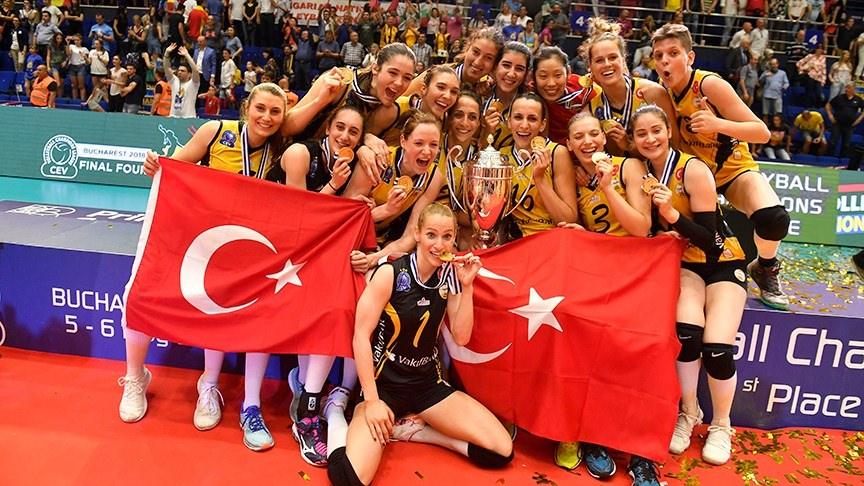 <p>VakıfBank Kadın Voleybol Takımı, CEV Şampiyonlar Ligi'nde şampiyonluğa ulaştı.</p>
<p> </p>