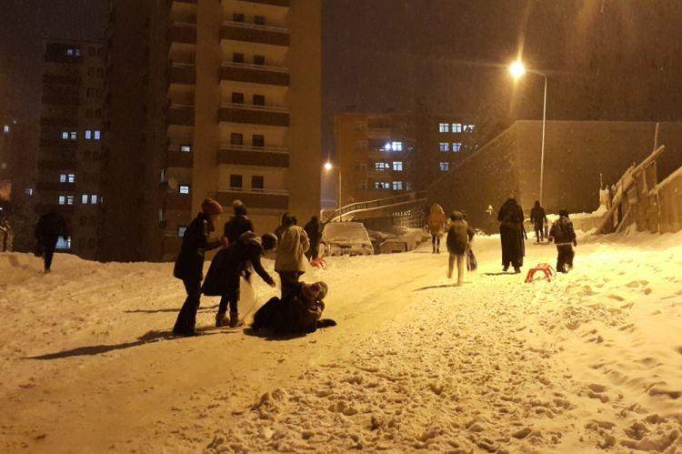 <p>İl milli eğitim müdürlüklerinden yapılan yazılı açıklamalara göre, bölgelerde kar yağışının etkisini sürdürmesi nedeniyle eğitime ara verilmesi kararlaştırıldı. </p>

<p> </p>
