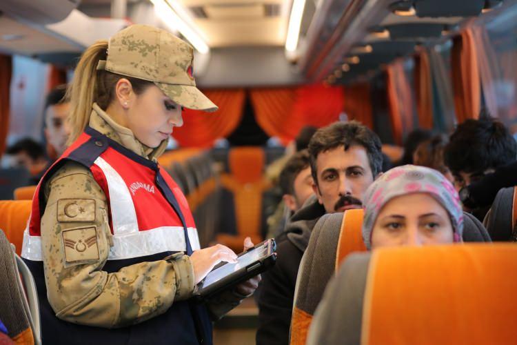 <p>Ülkenin huzur ve güven ortamını bozmak isteyen terör örgütlerine karşı amansız mücadele veren jandarma ekipleri, doğal yaşamın korunması ve kaçak avcılığın önlenmesine karşı da aynı kararlılığı sürdürüyor.</p>
<p> </p>