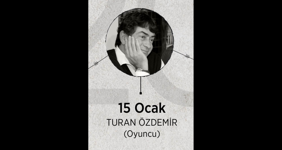 <p>Dondurmam Gaymak filmindeki rolüyle hatırlanan sinema ve tiyatro oyuncusu Turan Özdemir, 15 Ocak'ta hayatını kaybetti. 65 yaşındaki Özdemir, kalp krizi sonucu Beykoz'daki evinde yaşamını yitirdi.</p>
