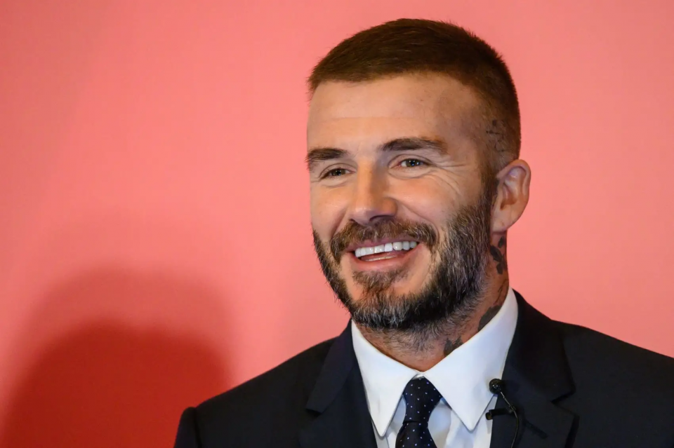 <p>David Beckham</p>

<p>Futbol </p>

<p>800 milyon dolar</p>

<p> </p>
