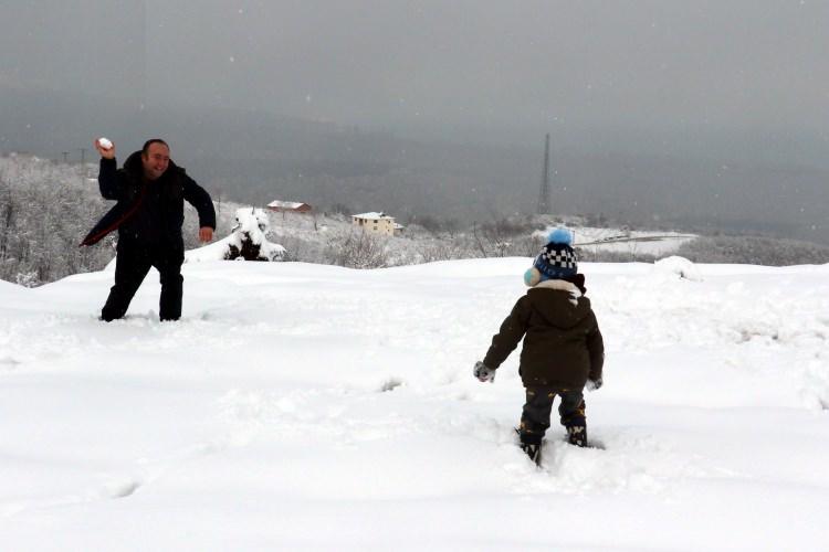 <p>Valilikten yapılan yazılı açıklamada, Meteoroloji Müdürlüğünün hava tahmin raporlarında bildirilen meteorolojik veriler doğrultusunda gün boyu aralıklarla kar yağışının devam edeceği ve kuvvetli buzlanma-don olayı beklendiği belirtildi.</p>

<p> </p>

<p>Bu nedenle öğrencilerin sağlığı ve ulaşım güvenliği için il merkezi ve ilçelerinde Milli Eğitim Bakanlığına bağlı resmi-özel örgün ve yaygın eğitim kurumları, özel eğitim ve rehabilitasyon merkezleri, özel eğitim kursları ile diğer kamu, kurum kuruluşlarına ait kreş ve okul öncesi eğitim kurumlarında yarın eğitime ara verildiği bildirildi.</p>

<p> </p>

<p>Açıklamada, hamile, engelli, diyaliz hastaları, kalp ve böbrek yetmezliği, kanser ve başka kronik ağır hastalığı bulunan kamu personelinin de izinli sayılacağı da aktarıldı.</p>

<p> </p>
