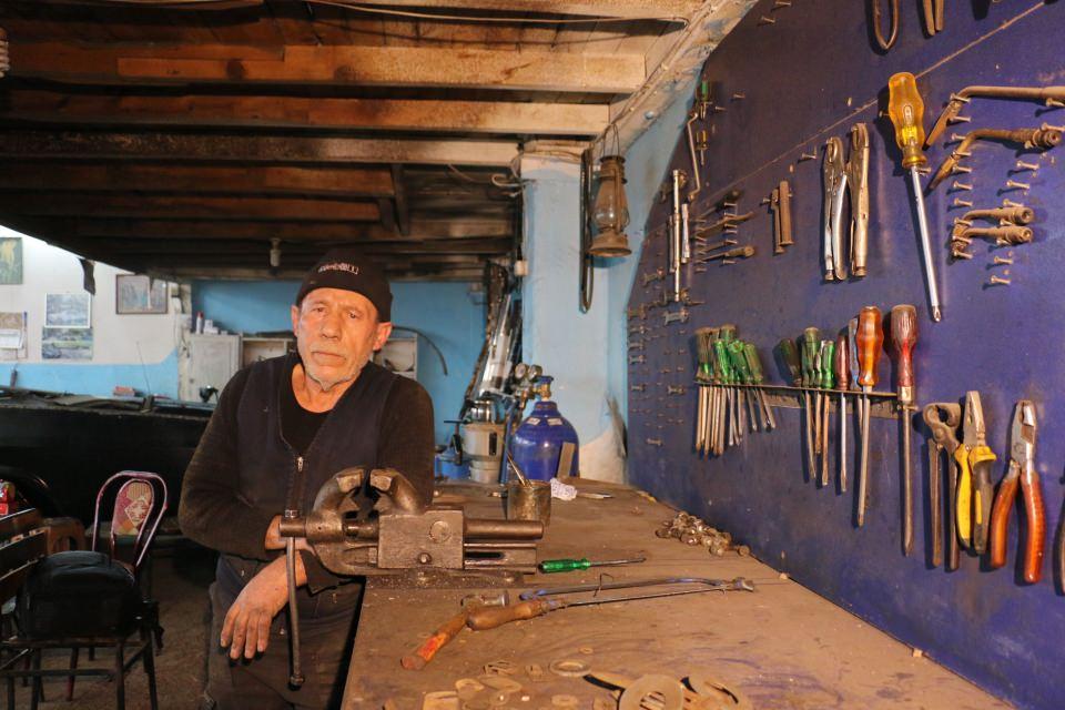 <p>Orijinal parçalar kullanıyoruz. Türkiye'den bulamadığımız parçaları ABD'den getirtiyoruz. Çok eski model araçların parçalarını hiçbir yerde bulamazsak kendimiz üretiyoruz. Bazen antika arabanın tamirine sıfır bir araba parası kadar para harcıyoruz."</p>