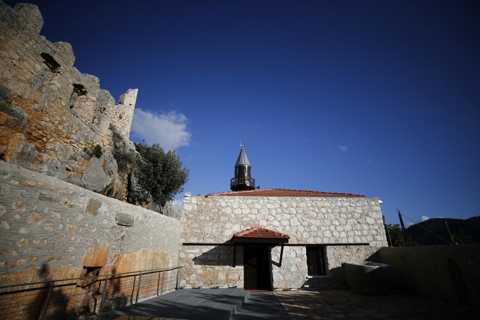 <p>Cami yapıldıktan sonra kocasının gününün büyük bölümünü burada geçirdiğini dile getiren Saliha Çan ise şunları kaydetti:</p>
<p>"Cami yapılmadan önce cenazeleri tekneyle götürürdük. Artık hayatımızda her şey değişti. Köydeki kadınlar olarak toplandık ve Kur'an-ı Kerim dersleri almaya başladık. Hocamız bize Kur'an öğretti. Çocuklarımız da ders almaya başladılar. Caminin açılması bunlara vesile oldu. Köyümüzde bir cami var. Çok mutluyuz. Allah validen razı olsun." </p>