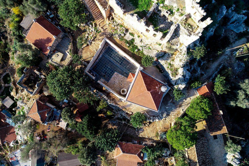 <p>Turizmin başkenti Antalya'nın yeşil ve mavi ile tarihin buluştuğu ender güzelliklerinden Kekova'da yer alan, araçla kara ulaşımı bulunmayan, sadece zorlu bir patika yolundan ulaşılabilen Kaleköy'ün 77 yıllık cami hasreti sona erdi. </p>
<p> </p>