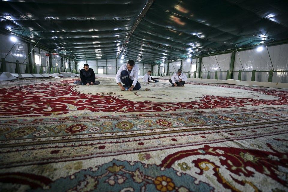 <p><strong>Halının bulunduğu tören salonunun, tavan ve yan duvar desenleriyle bütünleşik bir görüntü arz edecek şekilde şemasının yapıldığını kaydeden Çapoğlu, şunları aktardı:</strong></p>
<p>"Halının özelliği şu, 3 adet göbek vardır. Ve bu 3 adet göbek, tavanda görkemli olarak asılan avizenin izdüşümüne denk gelecek şekilde ayarlanmıştır. </p>