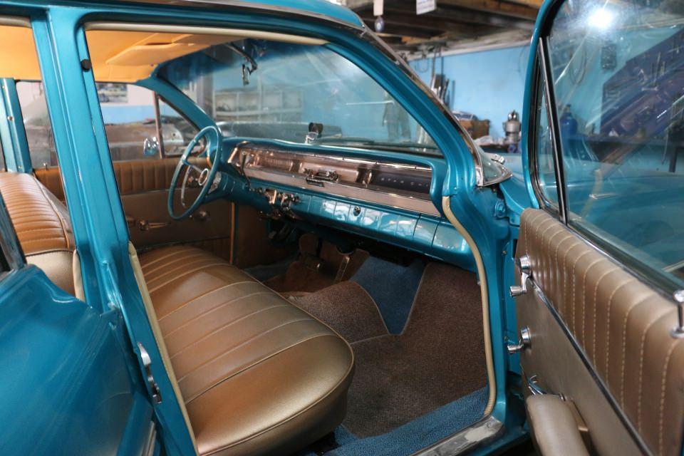 <p>Son olarak 1962 model Chevrolet Pontiac tamiri yaptım. Şimdi de hurda vaziyetteki 1966 model Chevrolet tenteli araca başladım. Araçların önce şasi ve kaportasını ayırıyoruz. </p>