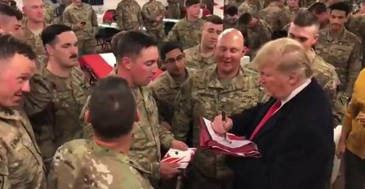 <p>ABD Başkanı Trump ve eşi Irak'a sürpriz bir ziyarette bulundu. Trump çifti, ziyaret kapsamında Amerikan askerleri ile buluştu.</p>
