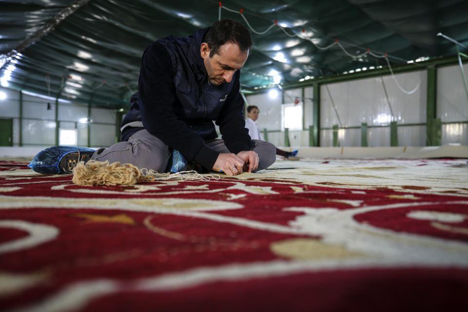 <p>İstanbul Teknik Üniversitesi tekstil mühendisliği laboratuvarlarında bu halıya olumsuz bir etki vermeyecek şekilde bir deterjan tespit edildi. </p>
