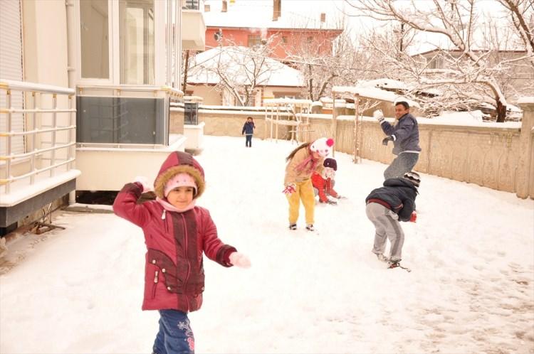 <p>Tunceli</p>

<p>Tunceli'de etkili olan kar yağışı nedeniyle kent merkezi ve 5 ilçesindeki tüm okullar ile 2 ilçedeki taşımalı eğitim yapılan okullarda eğitime 1 gün ara verildiği bildirildi.</p>

