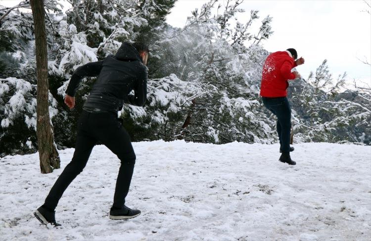 <p>İl Milli Eğitim Müdürlüğünden yapılan yazılı açıklamada, meteorolojik verilere göre kentte yoğun kar yağışının devam edeceği belirtildi.</p>

<p>Açıklamada, öğrenci ve vatandaşların mağduriyet yaşamaması için Akkuş, Aybastı, Çamaş, Gölköy, Gürgentepe, Kabadüz, Kabataş, Korgan, Kumru, Mesudiye ve Ulubey ilçelerinin tamamında Milli Eğitim Bakanlığına bağlı her türlü eğitim kurumu ile özel eğitim kurumlarında eğitime 27 Aralık Perşembe ara verildiği ifade edildi.</p>

<p>Açıklamada ayrıca, İkizce ilçesinde ilçe merkezi dışındaki okullar ile Ünye ilçesinde Yenikent ve Pelitliyatak mahallelerindeki ilkokul ve ortaokulların da yarın tatil edildiği kaydedildi.</p>
