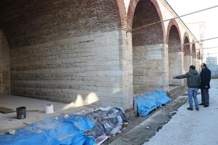 <p>Vakıflar Bölge Müdürü Osman Güneren, İHA’ya yaptığı açıklamada, "Malumunuz Fatih Sultan Mehmet Edirne doğumlu. Fatih’in Edirne doğumlu olmasından hareketle bu medresede de Fatih’in eğitim aldığı rivayet edilir. Burası ilk dönem Osmanlı medreselerinden, revaklı bir avlusu var, derslikleri var. Tabi uzun süre kullanılmaması nedeniyle açıkçası harabe durumdaydı. Biz burayla ilgili olarak Vakıflar Genel Müdürlüğü olarak önce bir proje çalışması gerçekleştirdik. 2016 yılında başladığımız restorasyonda tüm hız devam ediyor. 2019 yılının Nisan-Mayıs aylarında bitirmeyi planlıyoruz" dedi. </p>
<p> </p>