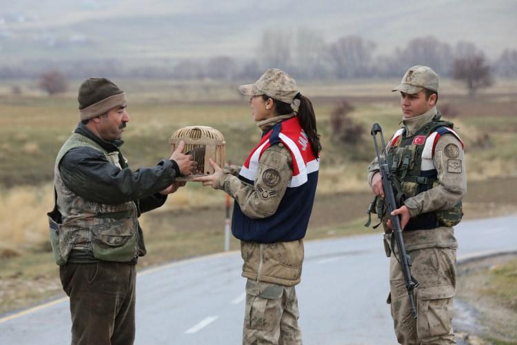 <p>Tespit ettiğimiz durumda bu kişileri bu faaliyetlerden men ediyoruz. Ekiplerimiz sürekli özellikle misafir olarak bölgemizde bulunan kuş türlerinin sağlıklı ve huzurlu şekilde konuşlanmaları için çalışma yürütüyor. </p>