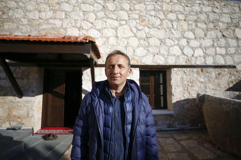 <p><strong>"Ziyaretçilere tarihini anlatıyorum" </strong></p>
<p>Caminin imam hatibi Ali Önüç, 5 ay önce camiye atandığını belirterek şunları söyledi:</p>
<p>"Beni cezbeden tarafı caminin hikayesi oldu. Yıllardır kapalı olan, kaderine terk edilmiş olan bir caminin 77 yıl sonra ibadete açılması ve böyle bir kutsal mabette ilk kez İslam'ı temsilen din görevlisi olarak görev yapmanın verdiği hevesle göreve başladım. Köylülerde bir manevi boşluk vardı. İbadet yapabilmek için çok zahmete katlanıyorlardı. Artık büyük bir hevesle camiye geliyorlar. Burada din hizmeti dışında manevi rehberlik ve mabedin tarihi açısından rehberlik yapıyoruz. Ziyaretçilere tarihini anlatıyorum."</p>