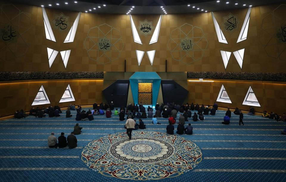 <p>Namaz kılınan zemin kısmı üst katta oluşturulan cami, Cumhurbaşkanlığı forsunda ve bakanlıkların logolarında da ön plana çıkan 16 Türk devletini simgeleyen mimari tasarımla dikkati çekiyor.</p>

<p> </p>
