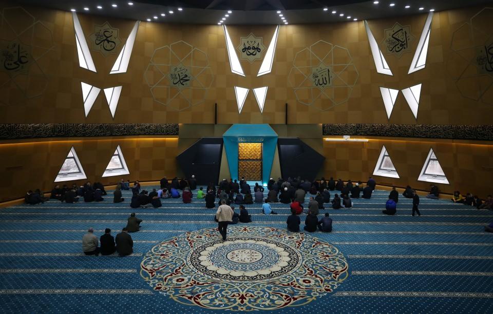 <p>Namaz kılınan zemin kısmı üst katta oluşturulan cami, Cumhurbaşkanlığı forsunda ve bakanlıkların logolarında da ön plana çıkan 16 Türk devletini simgeleyen mimari tasarımla dikkati çekiyor.</p>
<p> </p>