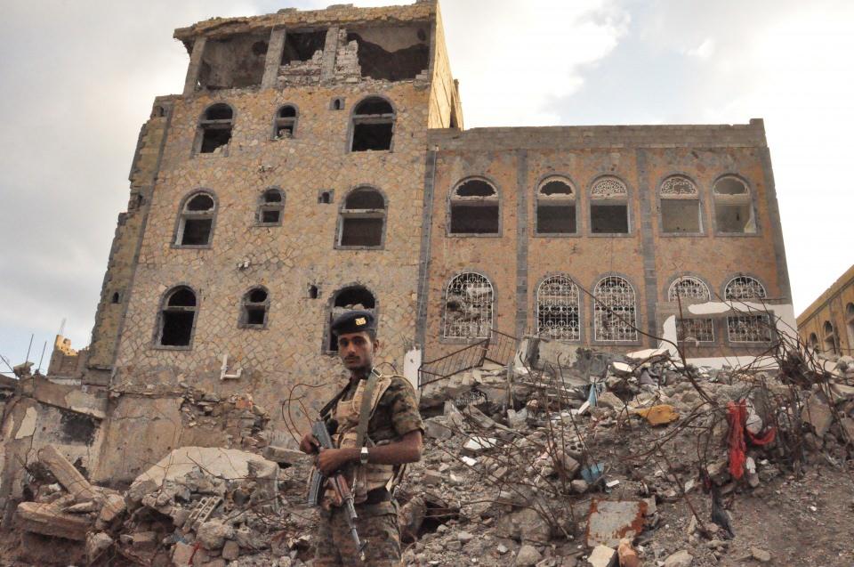 <p>Silah atışları ve bombardımanlar, hedef gözetmeksizin rastgele yapılıyordu. O vakit Husiler de mahallemizi merkez olarak kullanıyordu. Husiler rastgele atış yaparak DEAŞ’ın kontrolünde bulunan mahallemizden onları kaçırtmaya çalışıyordu." </p>
<p> </p>