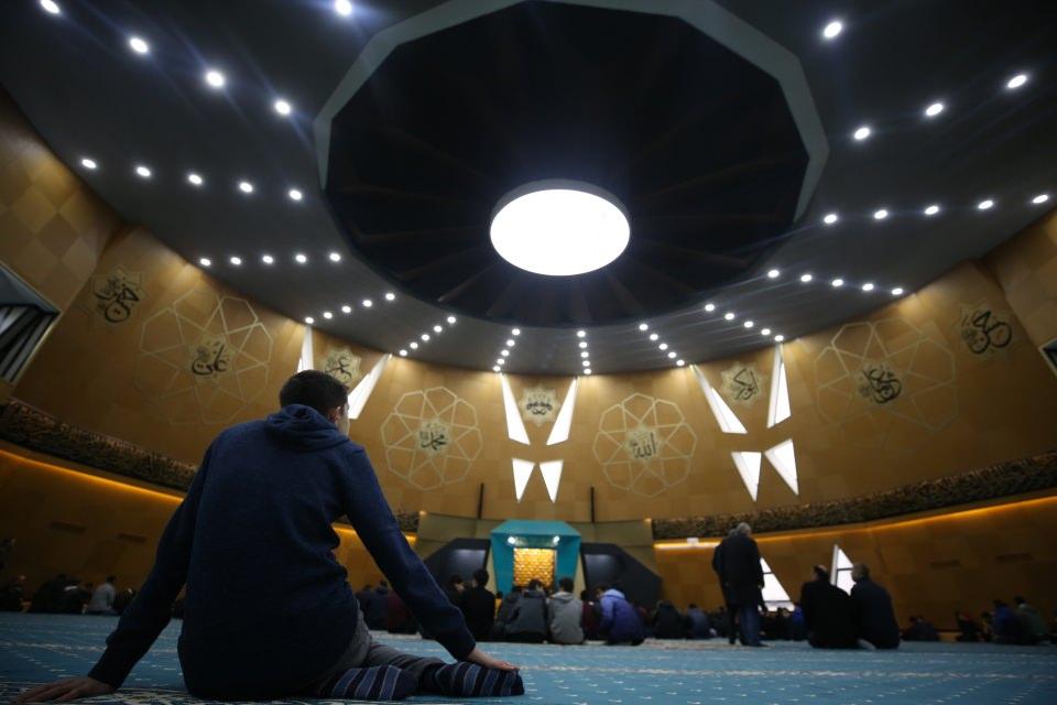 <p>Direk ve kolon kullanılmadan 16 Türk devletini temsilen 16 köşeli olarak tasarlanan caminin aydınlatmasında, Allah'ın 99 ismiyle anlamlandırılan 99 led ampul bulunuyor.</p>

<p> </p>

