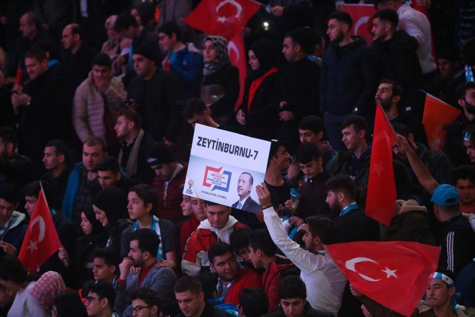 <p>Türkiye Cumhuriyeti Cumhurbaşkanı ve AK Parti Genel Başkanı Recep Tayyip Erdoğan, partisinin İstanbul'daki büyükşehir ile ilçe belediye başkan adaylarını tanıttı. Sinan Erdem Spor Salonu'ndaki tanıtım toplantısı öncesi İstanbul'un farklı ilçelerinden gelen partililer salonu doldurdu.</p>
<p> </p>