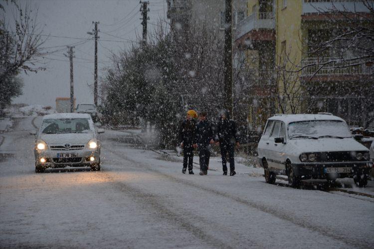 <p>UŞAK’TA KAR YAĞIŞI NEDENİYLE EĞİTİME 1 GÜN ARA VERİLDİ</p>

<p>Uşak ve ilçelerinde akşam saatlerinde başlayan yoğun kar yağışı nedeniyle eğitime bir gün ara verildi. </p>

<p> </p>

<p>Uşak genelinde akşam saatlerinde başlayan ve devam eden kar yağışı nedeniyle Valilik, il genelinde 26 Aralık 2018 Çarşamba günü eğitime bir gün ara verileceğini bildirdi. Öte yandan yetkililer kar yağışının sabah saatlerine kadar süreceğini belirtirken, sabahın ilk ışıklarıyla don olayının yaşanmasını söylediler. Bu bağlamda sürücülerin ve vatandaşların gerekli tedbirleri alınması istenildi.</p>
