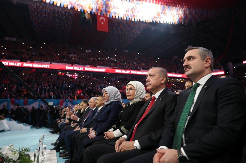 <p>Türkiye Cumhuriyeti Cumhurbaşkanı ve AK Parti Genel Başkanı Recep Tayyip Erdoğan, eşi Emine Erdoğan ile birlikte partisinin Sinan Erdem Spor Salonu'nda düzenlenen AK Parti İstanbul Aday Tanıtım Toplantısı'na katıldı.</p>
<p> </p>
