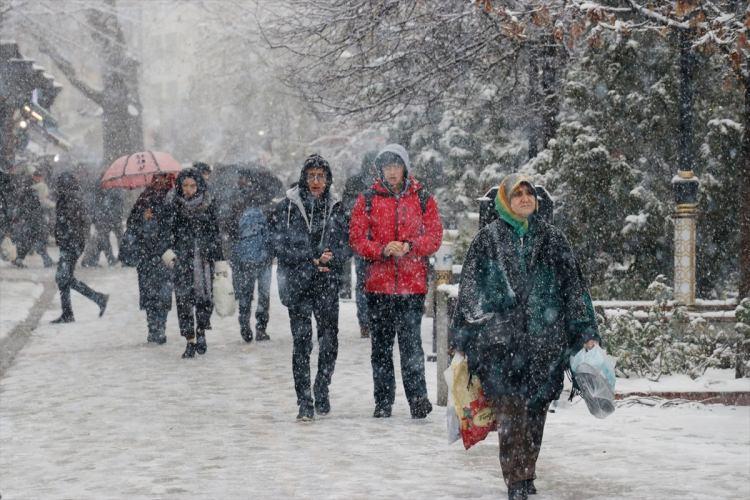 <p>Valilikten yapılan yazılı açıklamada, kar yağışı ve buzlanma riskine karşı yarın, Gediz ilçesi hariç il merkezi ve diğer tüm ilçelere bağlı ilk ve orta dereceli okullarda eğitime ara verildiği belirtildi.</p>

<p>Açıklamada, şunlar kaydedildi:</p>

<p> </p>

<p>"İlimiz genelinde öğlen saatlerinden itibaren başlayan ve halen devam eden kar yağışı ve tipi nedeniyle, Gediz ilçesi hariç il genelinde tüm resmi ve özel eğitim kurumlarında eğitime 1 gün (26 Aralık Çarşamba) ara verilmiştir.</p>

<p> </p>

<p>Ayrıca hamile, engelli, kronik hastalıkları bulunan kamu personelleri, rehabilitasyon merkezleri ve Kuran-ı Kerim kursları da idari izinli sayılacaktır."</p>
