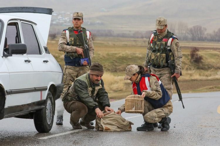 <p>Bu çerçevede önleme devriyesi faaliyetlerimizde kaçak, izinsiz, yetkisiz avlanmaya, yetkisiz av tüfeği kullanılmamasına yönelik hassasiyet gösteriyoruz. </p>