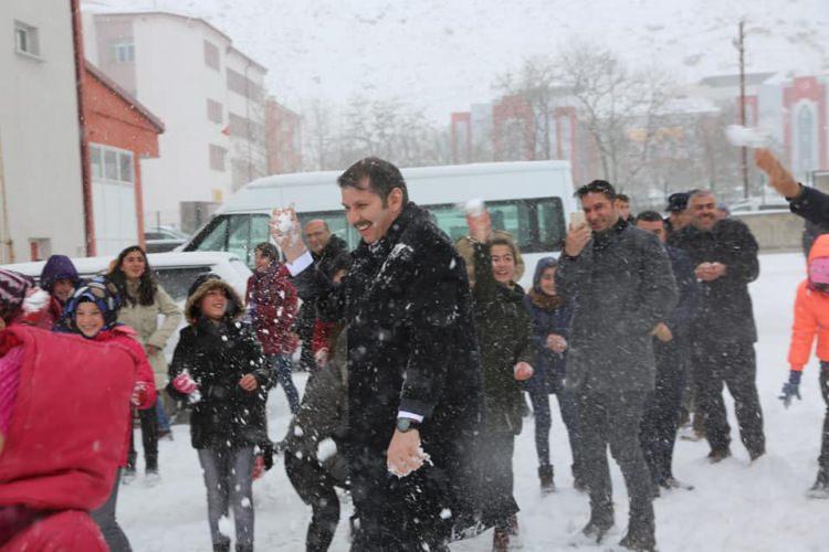 <p> Malatya</p>

<p>Malatya'nın Hekimhan, Arapgir, Kuluncak ve Pütürge ilçelerinde kar yağışı nedeniyle okullarda eğitim öğretime 1 gün ara verilecek.</p>
