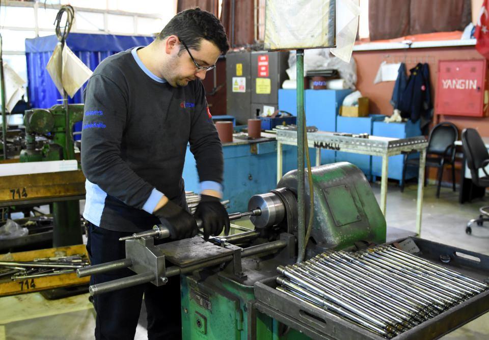 <p><strong> "Kapasitemizi 3,5 kat artırdık"</strong></p>
<p>Ocakcıoğlu, ihtiyaç olduğu sürece JMK Bora-12'yi üreteceklerini, silah fabrikası olarak güvenlik güçlerinin ihtiyaçlarını karşılamaya devam edeceklerini vurguladı.</p>