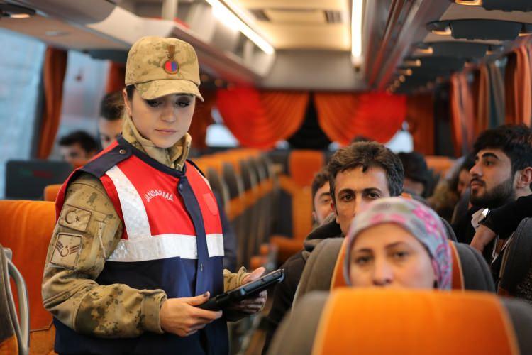 <p>Van'da terör örgütlerine ve uyuşturucu kaçakçılarına yönelik başarılı operasyonlar gerçekleştiren İl Jandarma Komutanlığı ekipleri, "doğa nöbeti" sayesinde de yaban hayatını koruyor. </p>