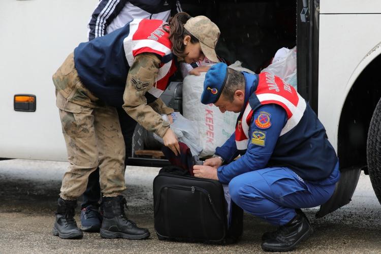 <p>Göç dönemlerinde Van Gölü çevresindeki sulak alanlara gelen flamingo ve ötücü kuğu gibi kuş türlerinin rahat bir üreme dönemi geçirmeleri için devriye faaliyeti yürüten jandarma ekipleri, aynı zamanda kaçak avcılara yönelik denetimleriyle de yaban hayatının korunmasına öncülük ediyor. </p>
<p> </p>