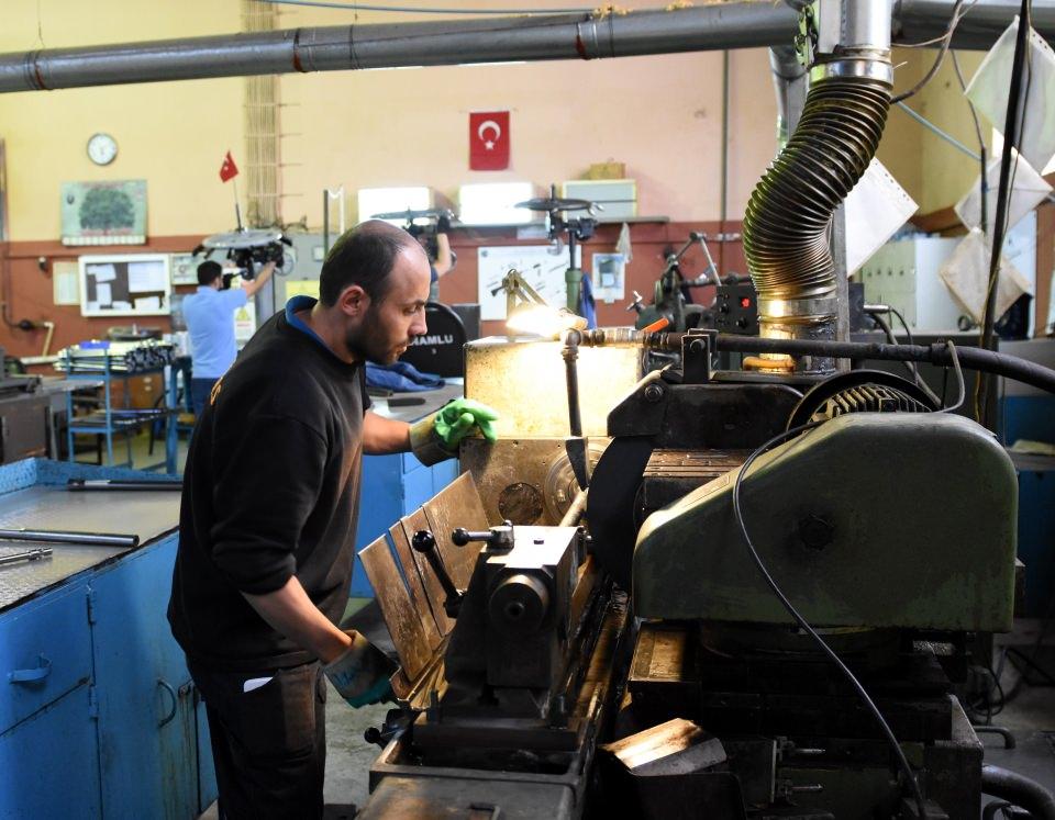 <p><strong>Silah Fabrikası Müdürü Mehmet Ocakcıoğlu, AA muhabirine, 2 bin 100 civarında JMK Bora-12'nin teslimatının yapıldığını söyledi.</strong></p>

<p>Özel birliklerde birer veya ikişer tane olması nedeniyle şu ana kadar sınırlı sayıda üretim yaptıklarını belirten Ocakcıoğlu, "Tüfeğimizin 5 mermi kapasitesi ve tek tek atma özelliği var. JMK Bora-12'nin yurt dışındaki yarışmalarda birinci olması da gurur kaynağımız. Bu da diğer örneklerinden üstün olduğunu gösteriyor. Şu anda jandarma birlikleri daha çok kullanıyor. İnşallah daha iyilerini yapmaya gayret edeceğiz." diye konuştu.</p>
