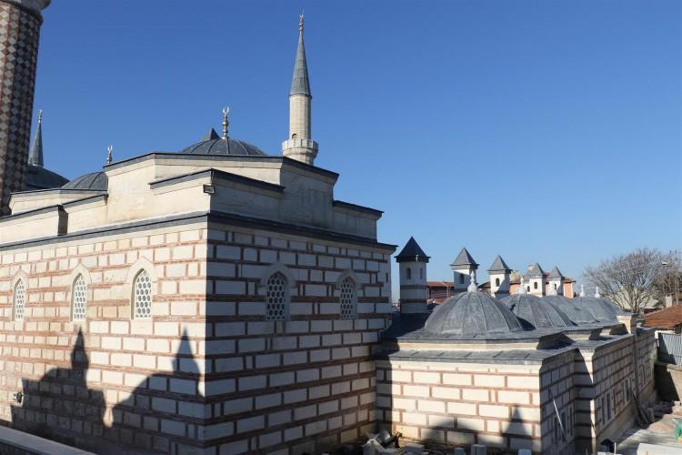 <p>Güneren, halihazırda Edirne’de şu anda doğrudan temin, esaslı onarım, proje temini olmak üzere 40 civarında eserde çalışmaların devam ettiğini belirterek, "2018 yılı fiyatlarıyla bu eserlerimizin ortalama olarak 42-43 milyon civarında bir yatırım maliyeti var. Bu eserlerimizin önemli bir kısmını 2019 yılını Aralık ayında tamamlamış olacağız" dedi. </p>