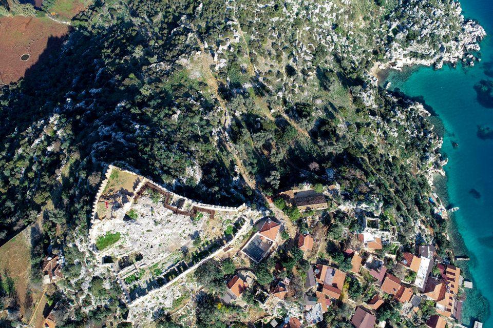 <p>Antalya Valisi Münir Karaloğlu, AA muhabirine yaptığı açıklamada, Antalya'ya ilk atandığı dönemde Kaleköy'ü ziyaret ettiğini ve köylülerin camilerinin yeniden yapılmasını rica ettiğini söyledi.</p>
<p>Yüzlerce insanın yaşadığı bir köyde cami olmamasına şaşırdığını aktaran Karaloğlu, "Neden cami yok?" diye sorduğunda köylülerin "Aslında vardı ama 1941'de yıkıldı." yanıtını verdiğini anlattı. Karaloğlu, "Köylülerin verdiği bilgiye göre o yıl okul yapma bahanesiyle cami yıkılıyor ve caminin ahşapları götürülüp okulda kullanılıyor." dedi. </p>