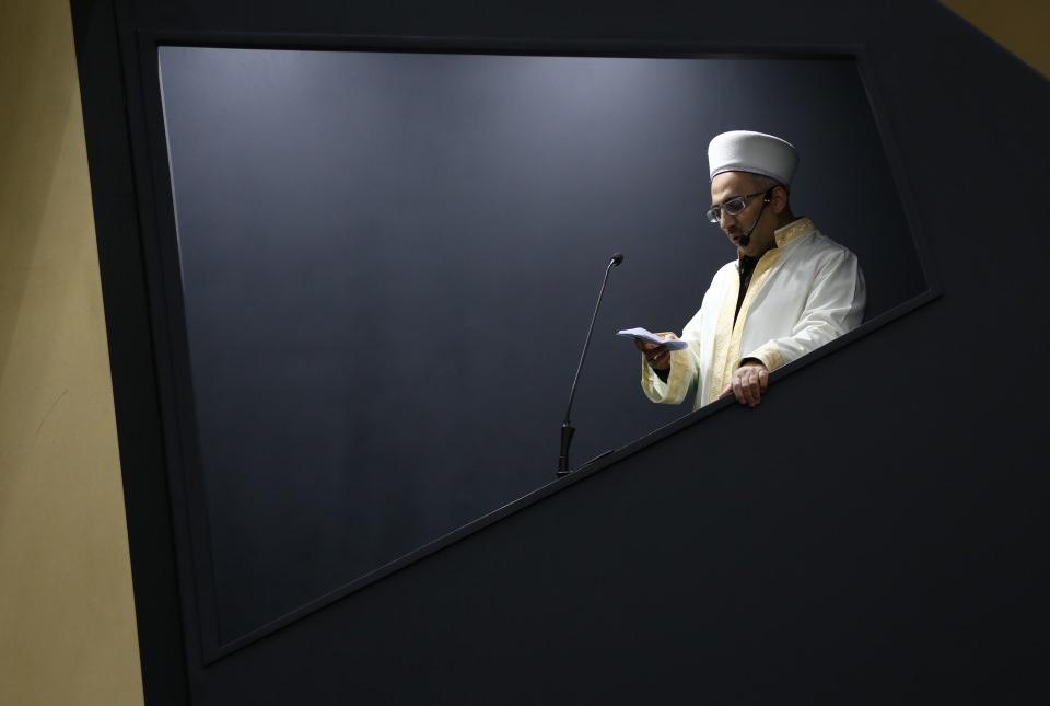 <p>Yine 16 köşeden yapılan kubbesinde hilal şekli ve ortasında Allah lafzı ile "ay yıldız"ın yer aldığı caminin mihrabında İznik çinileri, duvarlarında Nur suresinin 35-39'uncu ayetleri yer alıyor. Duvarlarında ayrıca Allah, Hz. Muhammed ve 4 halifenin isimlerinin yazılı olduğu Selçuklu yıldızları olduğu görülüyor.</p>
<p> </p>
