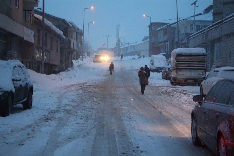 <p>Samsun, Çorum ve Tokat'ta eğitime kar engeli</p>

<p> </p>

<p>Samsun, Çorum ve Tokat'ın bazı ilçelerinde etkili olan kar yağışı ve olumsuz hava koşulları nedeniyle eğitime 1 gün daha ara verileceği bildirildi.</p>

<p> </p>
